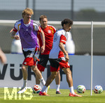 28.05.2026, Fussball DFB-Nationalmannschaft Deutschland, Trainingslager vor der WM in Herzogenaurach, im Homeground bei ADIDAS. Erste Trainingseinheit auf dem Adidas-Sportplatz, v.li: Nick Woltemade (Deutschland), Bundestrainer Julian Nagelsmann (Deutschland), Nathaniel Brown (Deutschland) 