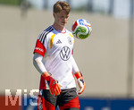 28.05.2026, Fussball DFB-Nationalmannschaft Deutschland, Trainingslager vor der WM in Herzogenaurach, im Homeground bei ADIDAS. Erste Trainingseinheit auf dem Adidas-Sportplatz, Torwart Jonas Urbig (Deutschland) 