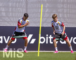 28.05.2026, Fussball DFB-Nationalmannschaft Deutschland, Trainingslager vor der WM in Herzogenaurach, im Homeground bei ADIDAS. Erste Trainingseinheit auf dem Adidas-Sportplatz, li:  Nadiem Amiri (Deutschland), re: Lennart Karl (Deutschland) mit der Gummiband-Übung 