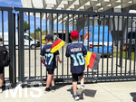 28.05.2026, Fussball DFB-Nationalmannschaft Deutschland, Trainingslager vor der WM in Herzogenaurach, im Homeground bei ADIDAS. Das Gelände ist hermetisch abgeriegelt, um Fans abzuhalten. Zwei junge Fans harren trotzdem mit Deutschlandfahnen vor dem Gitter um aufs Glück zu hoffen einen Nationalspieler zu sehen.