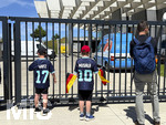 28.05.2026, Fussball DFB-Nationalmannschaft Deutschland, Trainingslager vor der WM in Herzogenaurach, im Homeground bei ADIDAS. Das Gelände ist hermetisch abgeriegelt, um Fans abzuhalten. Zwei junge Fans harren trotzdem mit Deutschlandfahnen vor dem Gitter um aufs Glück zu hoffen einen Nationalspieler zu sehen.
