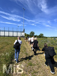 28.05.2026, Fussball DFB-Nationalmannschaft Deutschland, Trainingslager vor der WM in Herzogenaurach, im Homeground bei ADIDAS. Erste Trainingseinheit auf dem Adidas-Sportplatz, Jornalisten und Fotografen nehmen den Weg zum Trainingsplatz, der mit Planen behängt ist um ungebetene Zuschauer fernzuhalten.