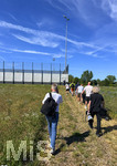 28.05.2026, Fussball DFB-Nationalmannschaft Deutschland, Trainingslager vor der WM in Herzogenaurach, im Homeground bei ADIDAS. Erste Trainingseinheit auf dem Adidas-Sportplatz, Jornalisten und Fotografen nehmen den Weg zum Trainingsplatz, der mit Planen behängt ist um ungebetene Zuschauer fernzuhalten.