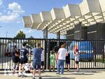 28.05.2026, Fussball DFB-Nationalmannschaft Deutschland, Trainingslager vor der WM in Herzogenaurach, im Homeground bei ADIDAS. Das Gelände ist hermetisch abgeriegelt, um Fans abzuhalten. Einige wenige Fans harren trotzdem mit Deutschlandtrikots vor dem Gitter um aufs Glück zu hoffen einen Nationalspieler zu sehen. 