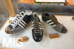 28.05.2026, Fussball DFB-Nationalmannschaft Deutschland. Im Hotel der Medienvertreter, dem Hotel HerzogsPark in Herzogenaurach, kann man gleich am Eingang in den Schaukästen etwas von der Historie des Hotels erfahren. Eng mit dem Namen Adi Dassler ist die Geschichte des Hotels HerzogsPark verbunden. Dort, wo noch
heute die Mannschaften der 1. Fußball Bundesliga logieren, gingen schon Ende der 60er Jahre weltberühmte Sportler ein und aus. Nach den Olympischen Spielen in München wurde aus dem eigens erbauten Gästehaus das Sporthotel adidas. 1992 kaufte
die Tochter Brigitte Baenkler-Dassler das Haus von der adidas AG und baute es zum Hotel HerzogsPark aus. Noch heute wird die Philosophie von Adi Dassler gelebt.  Im Schaukasten historische Adidas-Fussballschuhe aus den Jahren 1954 von der WM in der Schweiz und 1958.  