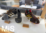 28.05.2026, Fussball DFB-Nationalmannschaft Deutschland. Im Hotel der Medienvertreter, dem Hotel HerzogsPark in Herzogenaurach, kann man gleich am Eingang in den Schaukästen etwas von der Historie des Hotels erfahren. Eng mit dem Namen Adi Dassler ist die Geschichte des Hotels HerzogsPark verbunden. Dort, wo noch
heute die Mannschaften der 1. Fußball Bundesliga logieren, gingen schon Ende der 60er Jahre weltberühmte Sportler ein und aus. Nach den Olympischen Spielen in München wurde aus dem eigens erbauten Gästehaus das Sporthotel adidas. 1992 kaufte
die Tochter Brigitte Baenkler-Dassler das Haus von der adidas AG und baute es zum Hotel HerzogsPark aus. Noch heute wird die Philosophie von Adi Dassler gelebt.  Im Schaukasten historische Adidas-Fussballschuhe aus den Jahren 1970 und dem WM-Jahr 1966 in England (links)