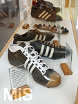 28.05.2026, Fussball DFB-Nationalmannschaft Deutschland. Im Hotel der Medienvertreter, dem Hotel HerzogsPark in Herzogenaurach, kann man gleich am Eingang in den Schaukästen etwas von der Historie des Hotels erfahren. Eng mit dem Namen Adi Dassler ist die Geschichte des Hotels HerzogsPark verbunden. Dort, wo noch
heute die Mannschaften der 1. Fußball Bundesliga logieren, gingen schon Ende der 60er Jahre weltberühmte Sportler ein und aus. Nach den Olympischen Spielen in München wurde aus dem eigens erbauten Gästehaus das Sporthotel adidas. 1992 kaufte
die Tochter Brigitte Baenkler-Dassler das Haus von der adidas AG und baute es zum Hotel HerzogsPark aus. Noch heute wird die Philosophie von Adi Dassler gelebt.  Im Schaukasten historische Adidas-Fussballschuhe aus den Jahren 1954 von der WM in der Schweiz und 1958. 
