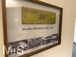 28.05.2026, Fussball DFB-Nationalmannschaft Deutschland. Im Hotel der Medienvertreter, dem Hotel HerzogsPark in Herzogenaurach, kann man in einer kleinen Ausstellung etwas von der Historie des Hotels erfahren. Eng mit dem Namen Adi Dassler ist die Geschichte des Hotels HerzogsPark verbunden. Dort, wo noch heute die Mannschaften der 1. Fußball Bundesliga logieren, gingen schon Ende der 60er Jahre weltberühmte Sportler ein und aus. Nach den Olympischen Spielen in München wurde aus dem eigens erbauten Gästehaus das Sporthotel adidas. 1992 kaufte die Tochter Brigitte Baenkler-Dassler das Haus von der adidas AG und baute es zum Hotel HerzogsPark aus. Noch heute wird die Philosophie von Adi Dassler gelebt. Hier eine Holzbohle einer Sitzbank aus dem Berner Wankdorfstadion, dem WM Stadion der Weltmeisterschaft 1954.