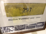 28.05.2026, Fussball DFB-Nationalmannschaft Deutschland. Im Hotel der Medienvertreter, dem Hotel HerzogsPark in Herzogenaurach, kann man in einer kleinen Ausstellung etwas von der Historie des Hotels erfahren. Eng mit dem Namen Adi Dassler ist die Geschichte des Hotels HerzogsPark verbunden. Dort, wo noch heute die Mannschaften der 1. Fußball Bundesliga logieren, gingen schon Ende der 60er Jahre weltberühmte Sportler ein und aus. Nach den Olympischen Spielen in München wurde aus dem eigens erbauten Gästehaus das Sporthotel adidas. 1992 kaufte die Tochter Brigitte Baenkler-Dassler das Haus von der adidas AG und baute es zum Hotel HerzogsPark aus. Noch heute wird die Philosophie von Adi Dassler gelebt. Hier eine Holzbohle einer Sitzbank aus dem Berner Wankdorfstadion, dem WM Stadion der Weltmeisterschaft 1954.