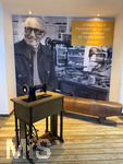 28.05.2026, Fussball DFB-Nationalmannschaft Deutschland. Im Hotel der Medienvertreter, dem Hotel HerzogsPark in Herzogenaurach, kann man gleich am Eingang mit einem Portrait von Firmengründer Adi Dassler etwas von der Historie des Hotels erfahren. Eng mit dem Namen Adi Dassler ist die Geschichte des Hotels HerzogsPark verbunden. Dort, wo noch heute die Mannschaften der 1. Fußball Bundesliga logieren, gingen schon Ende der 60er Jahre weltberühmte Sportler ein und aus. Nach den Olympischen Spielen in München wurde aus dem eigens erbauten Gästehaus das Sporthotel adidas. 1992 kaufte die Tochter Brigitte Baenkler-Dassler das Haus von der adidas AG und baute es zum Hotel HerzogsPark aus. Noch heute wird die Philosophie von Adi Dassler gelebt. In der Empfangshalle stehen hier ein alter Lederbock und eine alte Nähmaschine aus der Adidas-Firma.