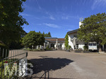 28.05.2026, Fussball DFB-Nationalmannschaft Deutschland. Das Hotel der Medienvertreter, dem Hotel HerzogsPark in Herzogenaurach. Eng mit dem Namen Adi Dassler ist die Geschichte des Hotels HerzogsPark verbunden. Dort, wo noch heute die Mannschaften der 1. Fußball Bundesliga logieren, gingen schon Ende der 60er Jahre weltberühmte Sportler ein und aus. Nach den Olympischen Spielen in München wurde aus dem eigens erbauten Gästehaus das Sporthotel adidas. 1992 kaufte die Tochter Brigitte Baenkler-Dassler das Haus von der adidas AG und baute es zum Hotel HerzogsPark aus.