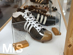 28.05.2026, Fussball DFB-Nationalmannschaft Deutschland. Im Hotel der Medienvertreter, dem Hotel HerzogsPark in Herzogenaurach, kann man gleich am Eingang in den Schaukästen etwas von der Historie des Hotels erfahren. Eng mit dem Namen Adi Dassler ist die Geschichte des Hotels HerzogsPark verbunden. Dort, wo noch
heute die Mannschaften der 1. Fußball Bundesliga logieren, gingen schon Ende der 60er Jahre weltberühmte Sportler ein und aus. Nach den Olympischen Spielen in München wurde aus dem eigens erbauten Gästehaus das Sporthotel adidas. 1992 kaufte
die Tochter Brigitte Baenkler-Dassler das Haus von der adidas AG und baute es zum Hotel HerzogsPark aus. Noch heute wird die Philosophie von Adi Dassler gelebt.  Im Schaukasten historische Adidas-Fussballschuhe aus den Jahren 1954 von der WM in der Schweiz und 1958. 