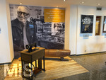 28.05.2026, Fussball DFB-Nationalmannschaft Deutschland. Im Hotel der Medienvertreter, dem Hotel HerzogsPark in Herzogenaurach, kann man gleich am Eingang mit einem Portrait von Firmengründer Adi Dassler etwas von der Historie des Hotels erfahren. Eng mit dem Namen Adi Dassler ist die Geschichte des Hotels HerzogsPark verbunden. Dort, wo noch heute die Mannschaften der 1. Fußball Bundesliga logieren, gingen schon Ende der 60er Jahre weltberühmte Sportler ein und aus. Nach den Olympischen Spielen in München wurde aus dem eigens erbauten Gästehaus das Sporthotel adidas. 1992 kaufte die Tochter Brigitte Baenkler-Dassler das Haus von der adidas AG und baute es zum Hotel HerzogsPark aus. Noch heute wird die Philosophie von Adi Dassler gelebt. In der Empfangshalle stehen hier ein alter Lederbock und eine alte Nähmaschine aus der Adidas-Firma.