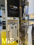 28.05.2026, Herzogenaurach in Bayern, ADIDAS-Outlet-Shop, Adidas Brand Store - Herzo Base, innen eine Ausstellung zur kommenden WM2026 mit der Serie Heimtrikots von 40 Jahren WM-Geschichte, unten das Trikot zur WM 2014 in Brasilien, das Weltmeistertrikot  