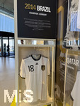 28.05.2026, Herzogenaurach in Bayern, ADIDAS-Outlet-Shop, Adidas Brand Store - Herzo Base, innen eine Ausstellung zur kommenden WM2026 mit der Serie Heimtrikots von 40 Jahren WM-Geschichte, unten das Trikot zur WM 2014 in Brasilien, das Weltmeistertrikot  