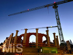 29.05.2026, Bad Wörishofen (Unterallgäu), Baustelle Löwenbräu-Arkaden Bad Wörishofen, der Neubau der Firma Glass, das Mittelgeschoß ist schon gut zu erkennen mit dem Rundbau und der Säulenarchitektur. Im Abendlicht ähnelt es dem Kolosseum von Rom.
