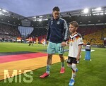 31.05.2026, Fussball Freundschafts-Länderspiele 3.Spieltag, Deutschland - Finnland, in der Mewa-Arena Mainz, Florian Wirtz (Deutschland) kommt mit Einlaufkind ins Stadion