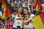 31.05.2026, Fussball Freundschafts-Länderspiele 3.Spieltag, Deutschland - Finnland, in der Mewa-Arena Mainz, Zwei Mädels in schwarz-rot-gold feiern.