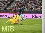 31.05.2026, Fussball Freundschafts-Länderspiele 3.Spieltag, Deutschland - Finnland, in der Mewa-Arena Mainz, v.l. Torwart Lukas Hradecky (Finnland) und Deniz Undav (Deutschland) 