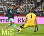 31.05.2026, Fussball Freundschafts-Länderspiele 3.Spieltag, Deutschland - Finnland, in der Mewa-Arena Mainz, v.l. Deniz Undav (Deutschland) gegen Torwart Lukas Hradecky (Finnland) 