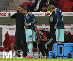 31.05.2026, Fussball Freundschafts-Länderspiele 3.Spieltag, Deutschland - Finnland, in der Mewa-Arena Mainz, v.l. Trainer Julian Nagelsmann (Deutschland) und Leroy Sane (Deutschland) im Gespräch. Nick Woltemade (Deutschland) 