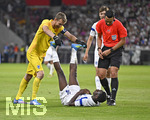 31.05.2026, Fussball Freundschafts-Länderspiele 3.Spieltag, Deutschland - Finnland, in der Mewa-Arena Mainz, Torwart Lukas Hradecky (Finnland) hilft seinem Teamkollegen Ryan Mahuta (Finnland) 