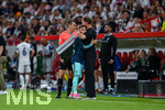 31.05.2026, Fussball Freundschafts-Länderspiele 3.Spieltag, Deutschland - Finnland, in der Mewa-Arena Mainz, Lennart Karl (Deutschland) wird von Trainer Julian Nagelsmann (Deutschland)  umarmt,
