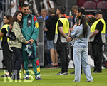 31.05.2026, Fussball Freundschafts-Länderspiele 3.Spieltag, Deutschland - Finnland, in der Mewa-Arena Mainz, Tanja Undav und ihr Mann Deniz Undav (Deutschland) werden mit dem Handy Fotografiert fürs Familienalbum