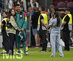 31.05.2026, Fussball Freundschafts-Länderspiele 3.Spieltag, Deutschland - Finnland, in der Mewa-Arena Mainz, Tanja Undav und ihr Mann Deniz Undav (Deutschland) werden mit dem Handy Fotografiert fürs Familienalbum