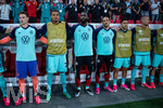 31.05.2026, Fussball Freundschafts-Länderspiele 3.Spieltag, Deutschland - Finnland, in der Mewa-Arena Mainz, Die Auswechselspieler stehen Arm in Arm bei der der Hymne, 