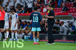 31.05.2026, Fussball Freundschafts-Länderspiele 3.Spieltag, Deutschland - Finnland, in der Mewa-Arena Mainz, Nathaniel Brown (Deutschland) und Trainer Julian Nagelsmann (Deutschland)  sprechen miteinander, 