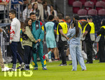 31.05.2026, Fussball Freundschafts-Länderspiele 3.Spieltag, Deutschland - Finnland, in der Mewa-Arena Mainz, Deniz Undav (2.v.li, Deutschland) nach dem Spiel auf dem Platz mit seiner Frau Tanja (li) beim Erinnerungsfoto.