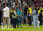 31.05.2026, Fussball Freundschafts-Länderspiele 3.Spieltag, Deutschland - Finnland, in der Mewa-Arena Mainz, Deniz Undav (2.v.li, Deutschland) nach dem Spiel auf dem Platz mit seiner Frau Tanja (li) beim Erinnerungsfoto.