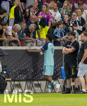 31.05.2026, Fussball Freundschafts-Länderspiele 3.Spieltag, Deutschland - Finnland, in der Mewa-Arena Mainz, Nathaniel Brown (Deutschland) nach dem Spiel bei den Zuschauern an der Tribüne, bei Familie oder Bekannten von ihm 