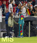 31.05.2026, Fussball Freundschafts-Länderspiele 3.Spieltag, Deutschland - Finnland, in der Mewa-Arena Mainz, Deniz Undav (re, Deutschland) nach dem Spiel auf dem Platz mit seiner Frau Tanja (li).