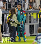 31.05.2026, Fussball Freundschafts-Länderspiele 3.Spieltag, Deutschland - Finnland, in der Mewa-Arena Mainz, Deniz Undav (2.v.li, Deutschland) nach dem Spiel auf dem Platz mit seiner Frau Tanja (li) beim Erinnerungsfoto.