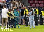 31.05.2026, Fussball Freundschafts-Länderspiele 3.Spieltag, Deutschland - Finnland, in der Mewa-Arena Mainz, Deniz Undav (2.v.li, Deutschland) nach dem Spiel auf dem Platz mit seiner Frau Tanja (li) beim Erinnerungsfoto.