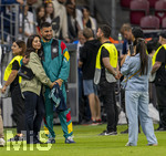 31.05.2026, Fussball Freundschafts-Länderspiele 3.Spieltag, Deutschland - Finnland, in der Mewa-Arena Mainz, Deniz Undav (2.v.li, Deutschland) nach dem Spiel auf dem Platz mit seiner Frau Tanja (li) beim Erinnerungsfoto.