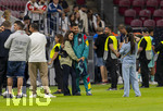 31.05.2026, Fussball Freundschafts-Länderspiele 3.Spieltag, Deutschland - Finnland, in der Mewa-Arena Mainz, Deniz Undav (2.v.li, Deutschland) nach dem Spiel auf dem Platz mit seiner Frau Tanja (li) beim Erinnerungsfoto.