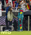 31.05.2026, Fussball Freundschafts-Länderspiele 3.Spieltag, Deutschland - Finnland, in der Mewa-Arena Mainz, Deniz Undav (re, Deutschland) nach dem Spiel auf dem Platz mit seiner Frau Tanja (li).