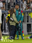31.05.2026, Fussball Freundschafts-Länderspiele 3.Spieltag, Deutschland - Finnland, in der Mewa-Arena Mainz, Deniz Undav (2.v.li, Deutschland) nach dem Spiel auf dem Platz mit seiner Frau Tanja (li) beim Erinnerungsfoto.