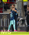 31.05.2026, Fussball Freundschafts-Länderspiele 3.Spieltag, Deutschland - Finnland, in der Mewa-Arena Mainz,  Bundestrainer Julian Nagelsmann (re, Deutschland) wechselt Lennart Karl (Deutschland) aus und nimmt ihn in den Arm.