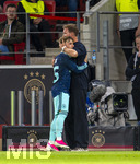 31.05.2026, Fussball Freundschafts-Länderspiele 3.Spieltag, Deutschland - Finnland, in der Mewa-Arena Mainz,  Bundestrainer Julian Nagelsmann (re, Deutschland) wechselt Lennart Karl (Deutschland) aus und nimmt ihn in den Arm.
