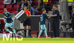 31.05.2026, Fussball Freundschafts-Länderspiele 3.Spieltag, Deutschland - Finnland, in der Mewa-Arena Mainz,  Bundestrainer Julian Nagelsmann (re, Deutschland) wechselt Lennart Karl (Deutschland) aus, li: Leroy Sane (Deutschland) geht ins Spiel 
