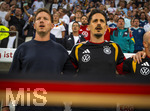 31.05.2026, Fussball Freundschafts-Länderspiele 3.Spieltag, Deutschland - Finnland, in der Mewa-Arena Mainz,  von links:  Bundestrainer Julian Nagelsmann (Deutschland), Co-Trainer Benjamin Hübner (Deutschland) singen die Nationalhymne kräftig mit. 