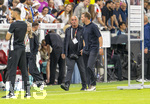 31.05.2026, Fussball Freundschafts-Länderspiele 3.Spieltag, Deutschland - Finnland, in der Mewa-Arena Mainz, re: Bundestrainer Julian Nagelsmann (Deutschland) unter Bewachung von DFB-Sicherheits-Mann Jose Meneses (2.v.re).
