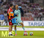 31.05.2026, Fussball Freundschafts-Länderspiele 3.Spieltag, Deutschland - Finnland, in der Mewa-Arena Mainz, re: Leroy Sane (Deutschland) wird mit Getränken versorgt