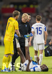 31.05.2026, Fussball Freundschafts-Länderspiele 3.Spieltag, Deutschland - Finnland, in der Mewa-Arena Mainz, Ryan Mahuta (Finnland) wird wegen Muskelkrämpfen behandelt  li: Torwart Lukas Hradecky (Finnland) 