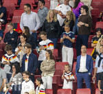 31.05.2026, Fussball Freundschafts-Länderspiele 3.Spieltag, Deutschland - Finnland, in der Mewa-Arena Mainz, re: Zoe Käppele, Freundin von Lennart Karl (Deutschland) mit Trikot Nr.25 von ihrem Freund auf der Tribüne.