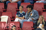 31.05.2026, Fussball Freundschafts-Länderspiele 3.Spieltag, Deutschland - Finnland, in der Mewa-Arena Mainz, li: Zoe Käppele, Freundin von Lennart Karl (Deutschland) mit Trikot Nr.25 von ihrem Freund auf der Tribüne.  